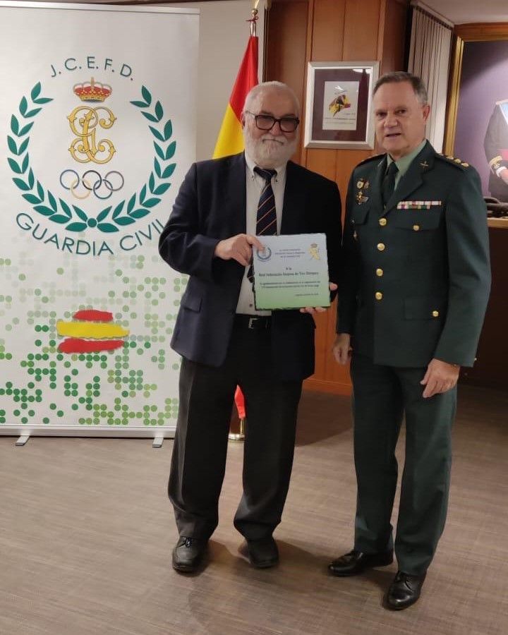 Entrega de placa de Agredimiento al Presidente de la Federación Riojana de tiro